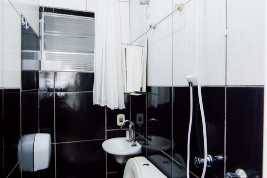 Banheiro de kitnet/studio para alugar com 1 quarto, 28m² em Vila Maricy, Guarulhos