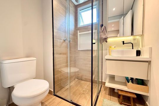Banheiro de apartamento à venda com 2 quartos, 86m² em Jardim Flor da Montanha, Guarulhos
