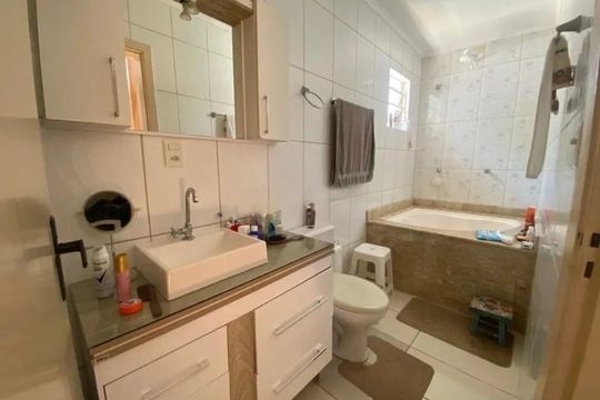 Banheiro 2 de casa à venda com 3 quartos, 249m² em Jardim do Salso, Porto Alegre