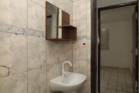 Banheiro de apartamento para alugar com 2 quartos, 50m² em Jardim Marilu, São Paulo