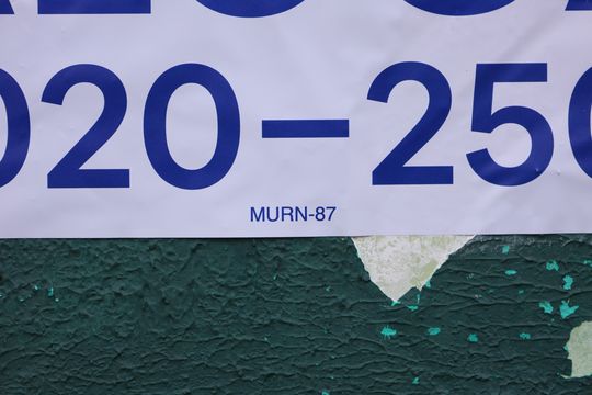 Placa instalada na fachada do condomínio - Código da placa: MURN-87 de apartamento para alugar com 2 quartos, 50m² em Jardim Marilu, São Paulo