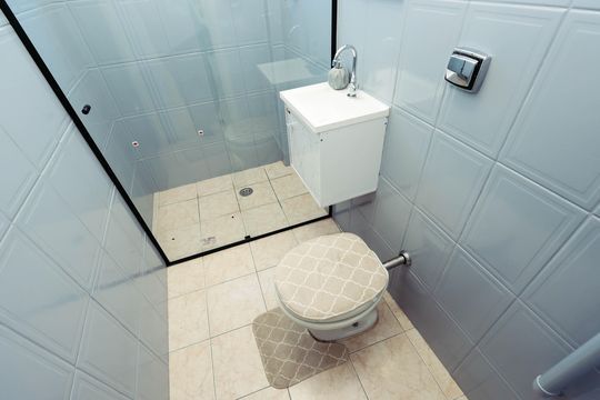 Banheiro de kitnet/studio para alugar com 1 quarto, 30m² em Liberdade, São Paulo