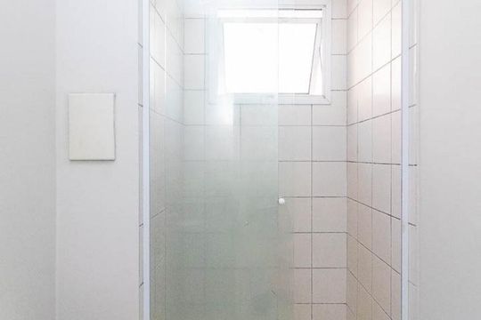 Banheiro de apartamento à venda com 2 quartos, 60m² em Humaitá, Porto Alegre
