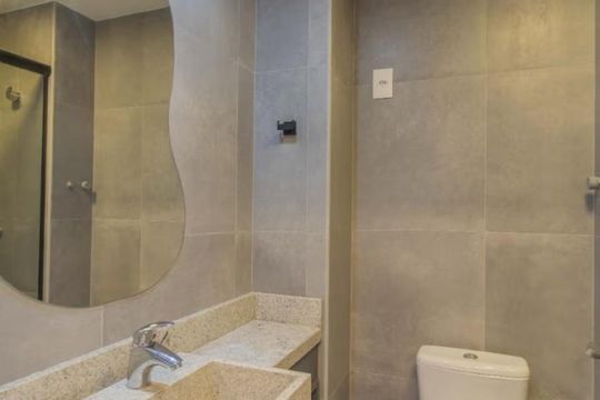 Banheiro de apartamento para alugar com 1 quarto, 48m² em Mont’Serrat, Porto Alegre