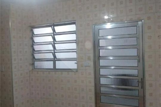 Casa à venda com 4 quartos, 220m² em Vila Zat, São Paulo