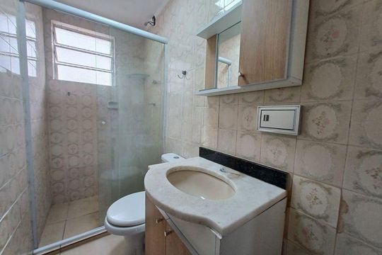 Banheiro de apartamento à venda com 1 quarto, 37m² em Vila Ipiranga, Porto Alegre