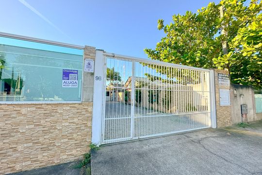 Fachada de apartamento para alugar com 1 quarto, 33m² em São João do Rio Vermelho, Florianópolis