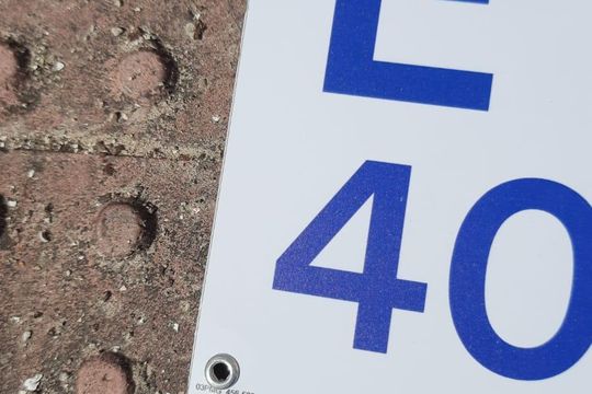 Placa instalada de casa à venda com 3 quartos, 150m² em Paraíso, Belo Horizonte