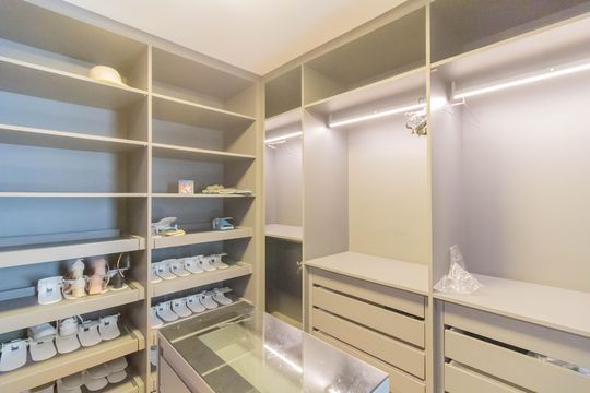 Closet Suíte 1 de apartamento à venda com 3 quartos, 189m² em Jardim Flor da Montanha, Guarulhos