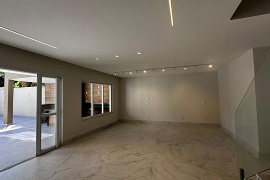Sala de casa de condomínio à venda com 4 quartos, 273m² em Recreio dos Bandeirantes, Rio de Janeiro