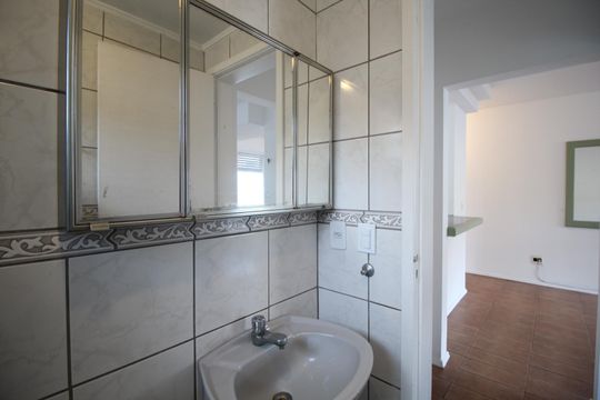Banheiro de apartamento à venda com 1 quarto, 45m² em Petrópolis, Porto Alegre