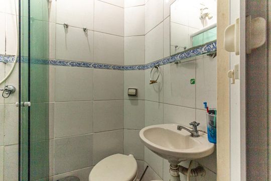 Banheiro de kitnet/studio à venda com 1 quarto, 17m² em Santa Ifigênia, São Paulo