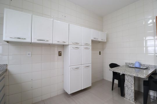 Cozinha de apartamento para alugar com 2 quartos, 65m² em Santa Mônica, Uberlândia