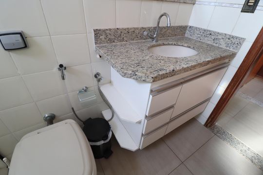 Banheiro Social de apartamento para alugar com 2 quartos, 65m² em Santa Mônica, Uberlândia