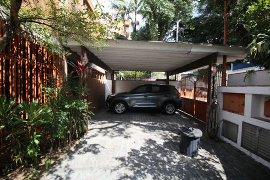 Garagem de casa à venda com 4 quartos, 346m² em Real Parque, São Paulo