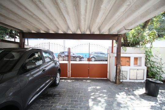 Garagem de casa à venda com 4 quartos, 346m² em Real Parque, São Paulo