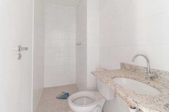 Banheiro de apartamento para alugar com 2 quartos, 37m² em Jardim Copiuva, Carapicuíba