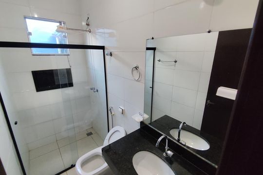 Banheiro de casa para alugar com 2 quartos, 200m² em Jardim Patricia, Uberlândia