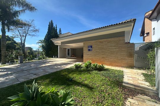 Fachada de casa de condomínio para alugar com 5 quartos, 600m² em Morada dos Pinheiros (aldeia da Serra), Barueri