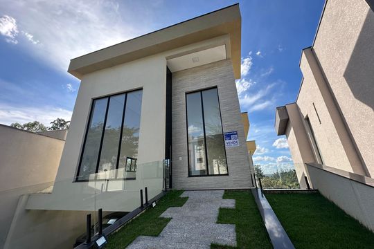 Fachada de casa de condomínio à venda com 4 quartos, 304m² em Santana de Parnaíba, Barueri