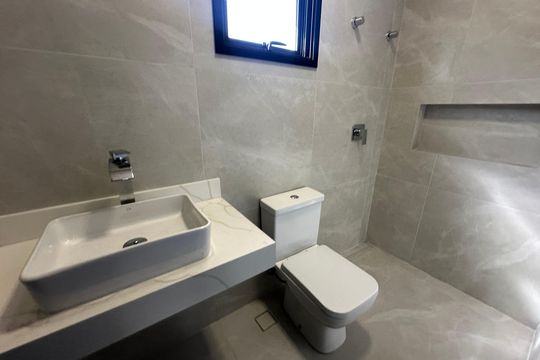 Banheiro da Suíte 3 de casa de condomínio à venda com 4 quartos, 304m² em Santana de Parnaíba, Barueri