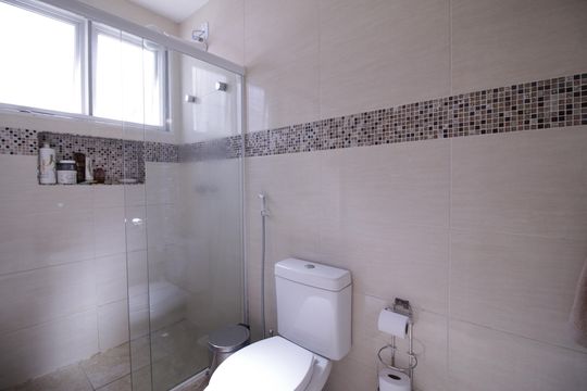 Banheiro da Suíte 4 de casa de condomínio para alugar com 4 quartos, 375m² em Freguesia (jacarepaguá), Rio de Janeiro