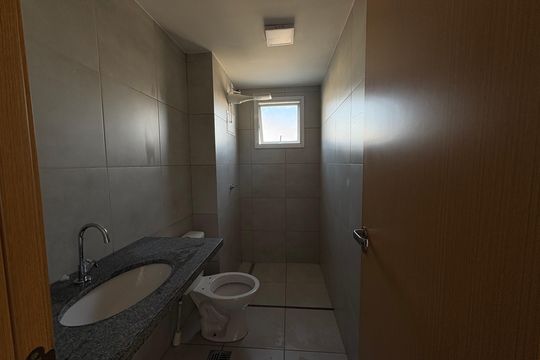 Banheiro social de apartamento à venda com 2 quartos, 68m² em Serrinha, Goiânia