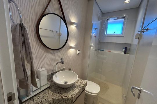 Banheiro 2 de apartamento para alugar com 2 quartos, 63m² em Santa Mônica, Uberlândia