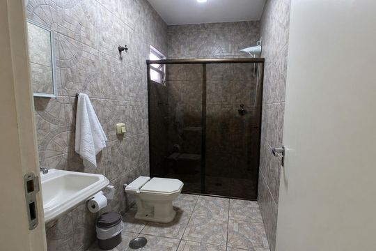 Banheiro 2 de casa para alugar com 2 quartos, 127m² em Harmonia, Canoas