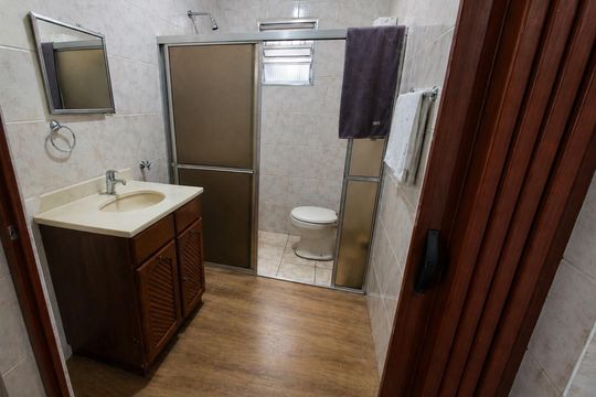 Banheiro 1 de casa para alugar com 2 quartos, 127m² em Harmonia, Canoas
