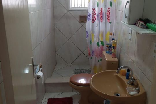 Banheiro de casa à venda com 2 quartos, 70m² em Passo das Pedras, Porto Alegre