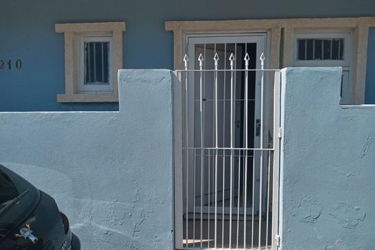 Fachada de casa à venda com 2 quartos, 70m² em Passo das Pedras, Porto Alegre