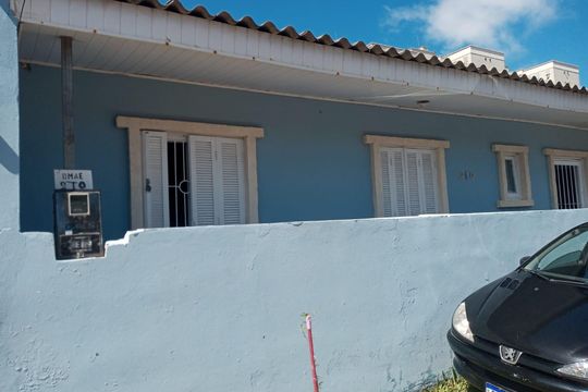Fachada de casa à venda com 2 quartos, 70m² em Passo das Pedras, Porto Alegre