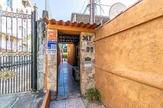 Fachada de casa à venda com 4 quartos, 250m² em Olaria, Rio de Janeiro