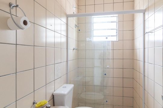 Banheiro de casa para alugar com 2 quartos, 67m² em Iapi, Osasco