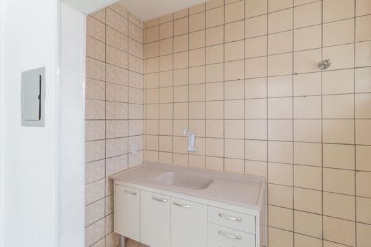 Cozinha de casa para alugar com 2 quartos, 67m² em Iapi, Osasco
