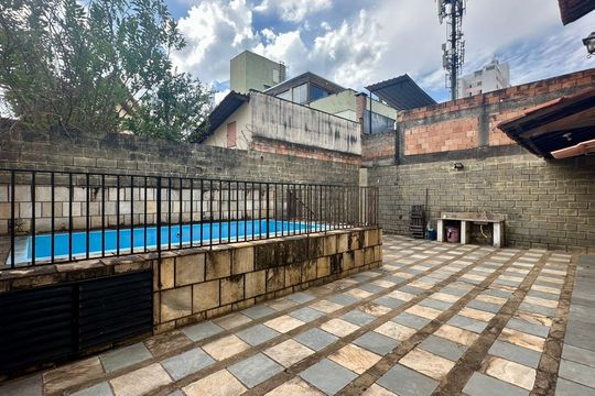 Casa à venda com 5 quartos, 300m² em Heliópolis, Belo Horizonte