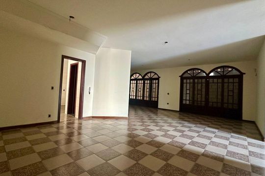 Casa à venda com 5 quartos, 300m² em Heliópolis, Belo Horizonte