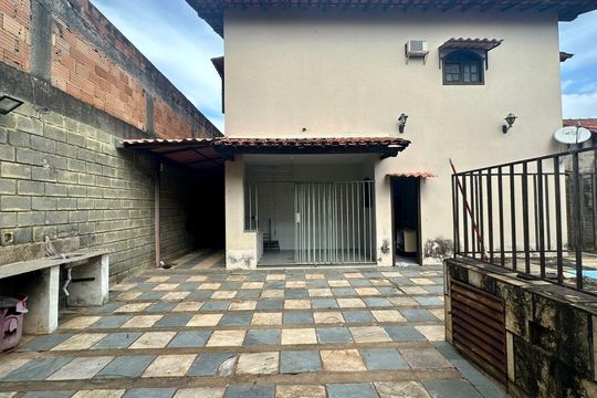 Casa à venda com 5 quartos, 300m² em Heliópolis, Belo Horizonte