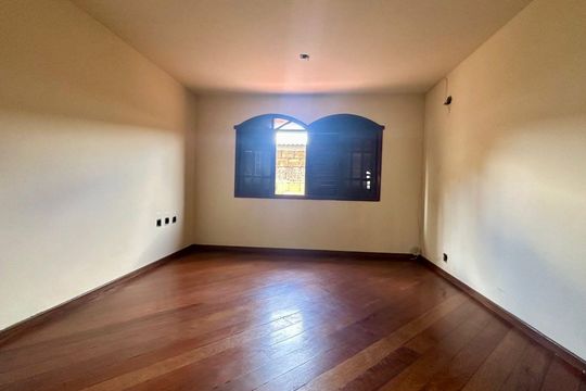 Casa à venda com 5 quartos, 300m² em Heliópolis, Belo Horizonte