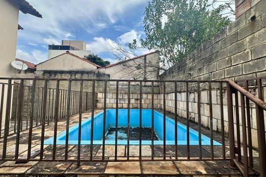 Casa à venda com 5 quartos, 300m² em Heliópolis, Belo Horizonte