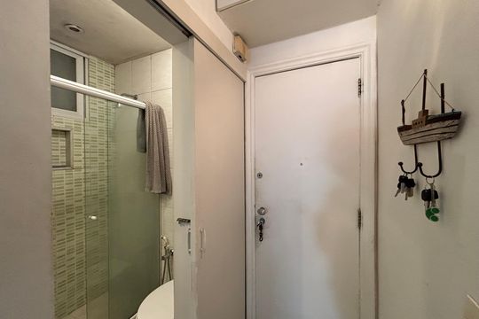 Banheiro de apartamento à venda com 1 quarto, 41m² em Copacabana, Rio de Janeiro