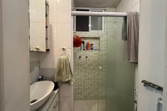 Banheiro de apartamento à venda com 1 quarto, 41m² em Copacabana, Rio de Janeiro