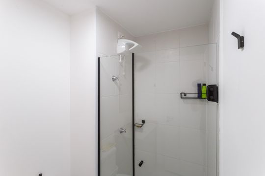 Banheiro da Suíte de apartamento à venda com 1 quarto, 27m² em Vila Nova Conceição, São Paulo