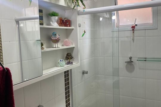 Banheiro de apartamento para alugar com 2 quartos, 70m² em Santa Mônica, Uberlândia
