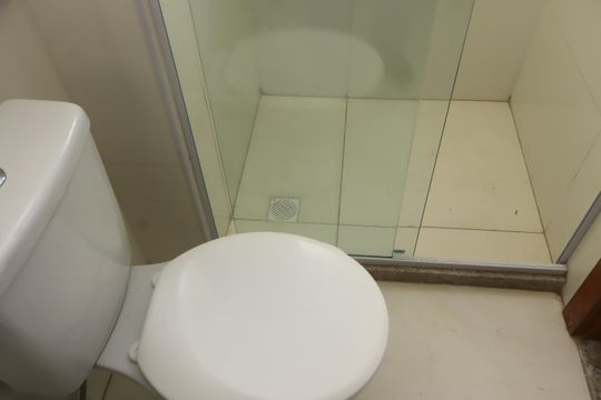 Banheiro social de apartamento para alugar com 2 quartos, 42m² em Jardim Placaford, Salvador