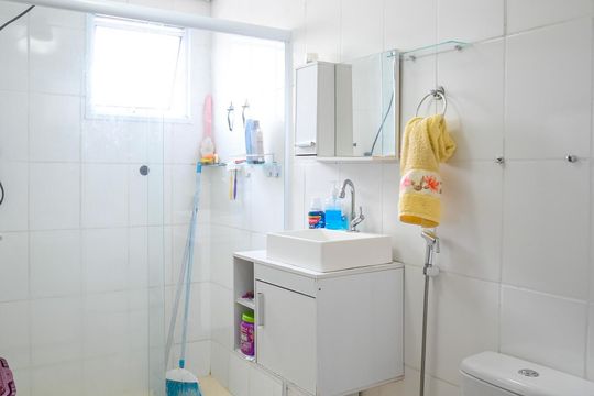 Banheiro de apartamento para alugar com 2 quartos, 50m² em Parque Fongaro, São Paulo