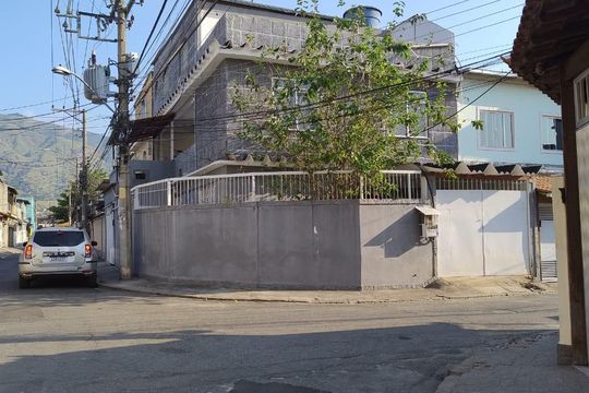 Fachada de casa para alugar com 2 quartos, 100m² em Bangu, Rio de Janeiro