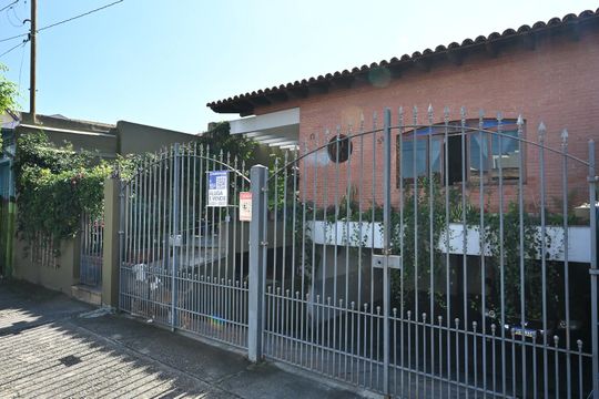 Fachada de casa para alugar com 3 quartos, 280m² em Parque Assuncao, Taboão da Serra