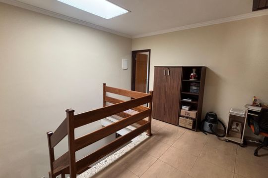 Escada - Escritório  de casa à venda com 3 quartos, 128m² em Santa Terezinha, Santo André